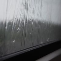 雨で濡れた窓