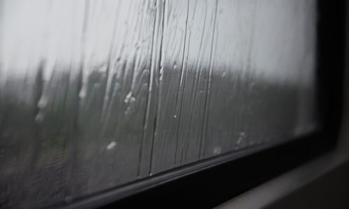 雨で濡れた窓