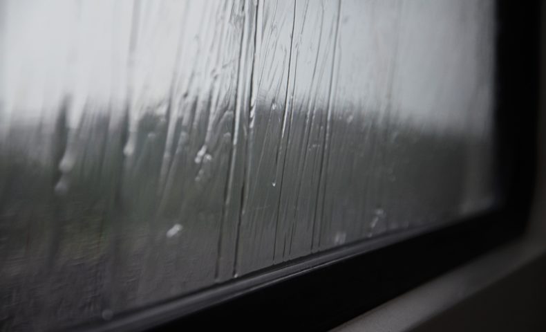 雨で濡れた窓