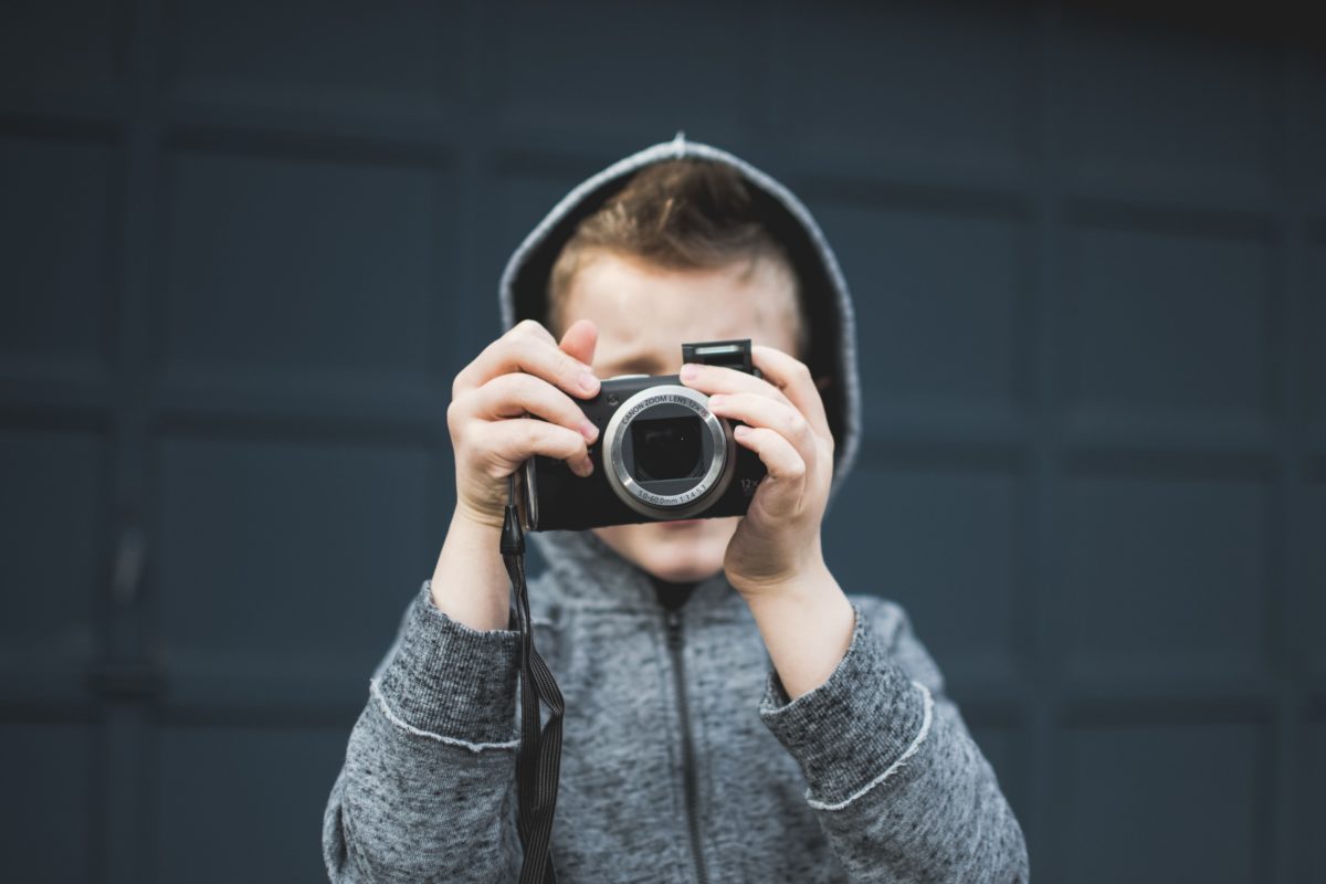 写真を取る男の子